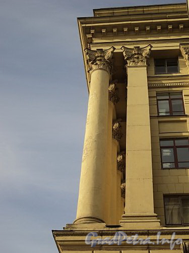 Троицкая пл., д. 3. Вид с торца здания. Фото октябрь 2010 г.