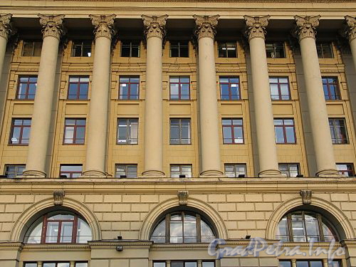 Троицкая пл., д. 3. Фрагмент фасада. Фото октябрь 2010 г.