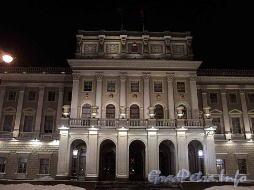 Исаакиевская площадь, дом 6, Мариинский дворец, центральный портик. Ночное оформление фасада. Фото январь 2011 г.