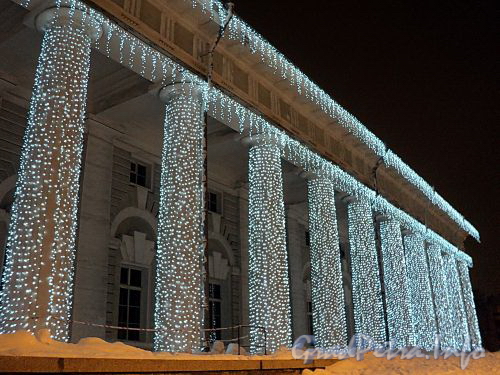 Колоннада здания Биржи в новогоднем оформлении. Фото январь 2011 г.