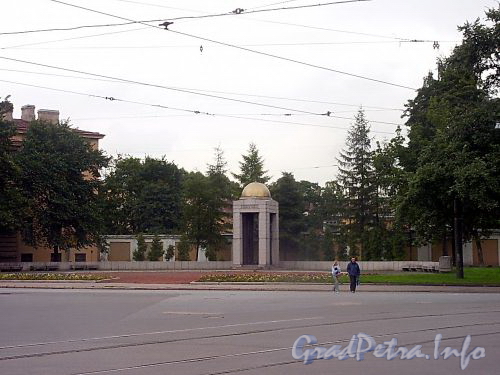 Монумент «Военным медикам, павшим в боях» на площади Военных медиков. Фото август 2004 г.