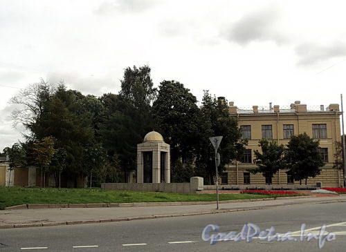Монумент «Военным медикам, павшим в боях» на площади Военных медиков. Фото сентябрь 2010 г.