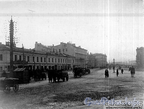 Перспектива Благовещенской площади (дома 3 и 1) от Благовещенской церкви к Неве. Фото начала 1900-х годов (из архива ЦГАКФФД).