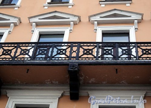 Пл. Труда, д. 3. Фрагмент ограждения балкона. Фото июнь 2010 г.