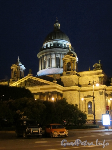 Исаакиевская пл., д. 4. Исаакиевский собор в ночной подсветке. Фото июнь 2011 г.