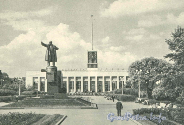 Памятник В. И. Ленину на площади Ленина. Открытка. Фото Г. Савина, 1963 г.