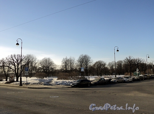 Вид на сквер Троицкой площади от Петровской набережной. Фото март 2011 г.