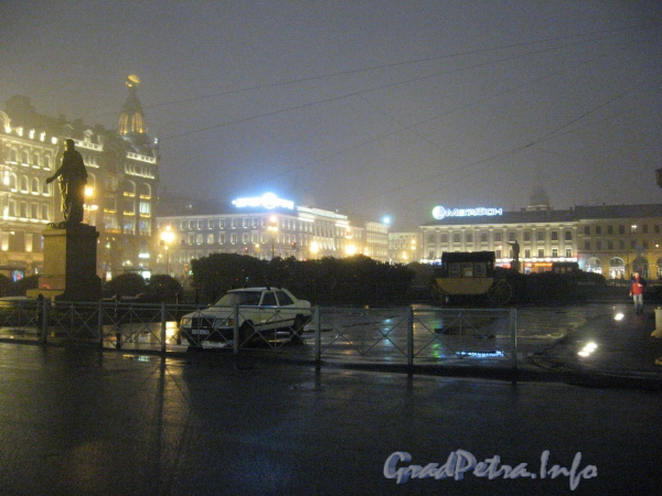 Сквер перед Казанским собором туманной августовской ночью 2008 года.