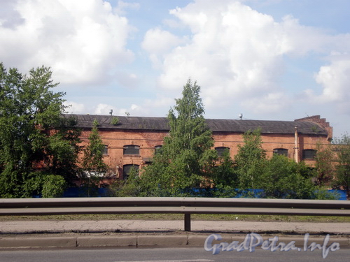 Красногвардейская пл, д. 2, оставшиеся после сноса основных корпусов здания «Петрозавода» по набережной реки Охта. Фото 2008 г.