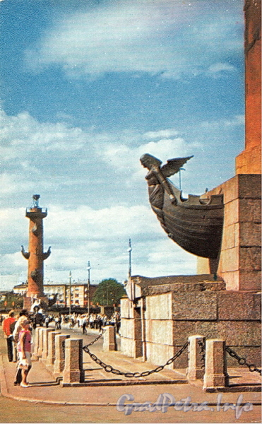Ростральные колонны на Биржевой (Пушкинской) площади. Фото Б. Круцко, 1970 г.