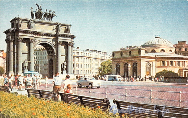 Нарвские Триумфальные ворота и наземный павильон станции метро «Нарвская» на площади Стачек. Фото Б. Круцко, 1970 г.