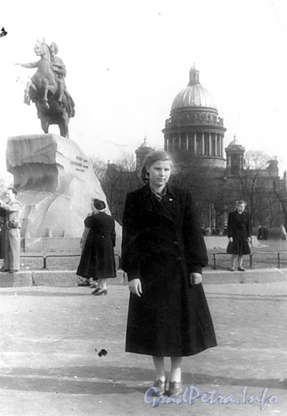На площади Декабристов. Фото из личного архива Н. В. Селиверстовой.