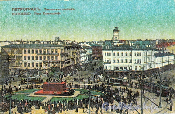 Знаменская площадь (слева - здание Балабинской гостиницы, в центре - памятник Александру III). (из сборника «Петербург в старых открытках»)