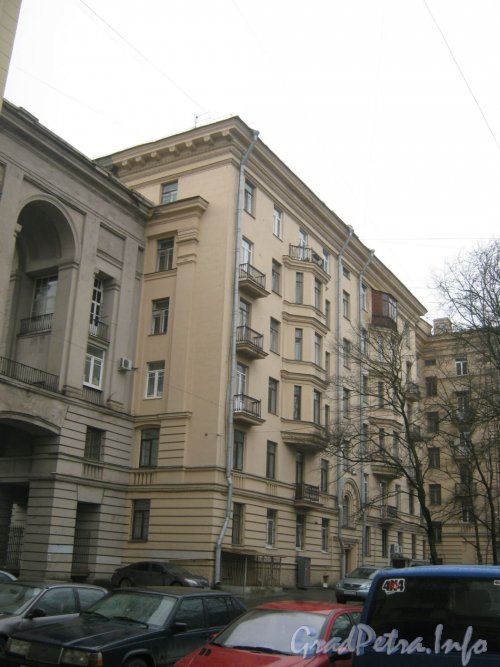 Пл. Чернышевского, дом 5 со стороны двора и арка дома 3. Фото апрель 2012 г.