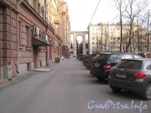 Пл. Чернышевского, дом 5 (справа) и проезд со стороны двора вдоль дома 157 по Московскому пр.(слева). Фото апрель 2012 г.