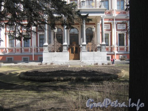 Площадь Труда, дом 4. Николаевский дворец со стороны проезда к Благовещенскому мосту. Фото апрель 2012 г.