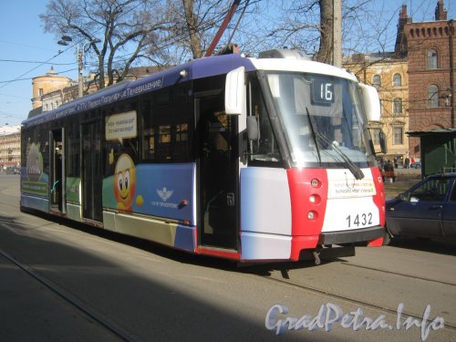Трамвай 16 маршрута на пл. Репина. Фото апрель 2012 г.