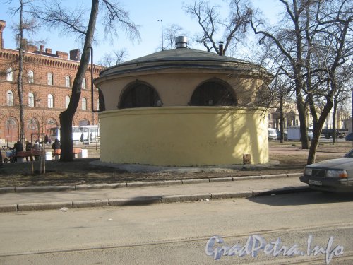 Площадь Репина и круглое строение на ней. Фото апрель 2012 г.