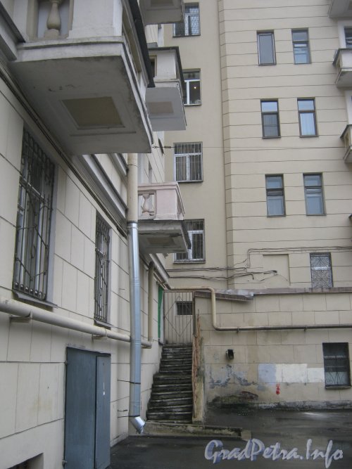 Пл. Чернышевского, дом 3. Угол дома со стороны двора. Фото апрель 2012 г.