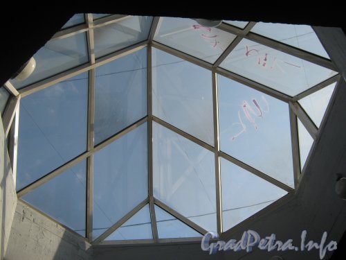 Площадь Труда. Стеклянный световой купол подземного вестибюля. Вид снизу. Фото 18 сентября 2012 г.