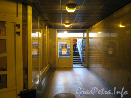 Площадь Труда. Подземный вестибюль. Один из проходов между центральным залом и выходом на поверхность. Фото 18 сентября 2012 г.