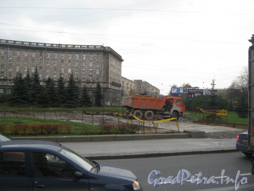 Комсомольская площадь. Ремонтные работы на площади. На заднем плане - дом 74 по пр. Стачек. Фото 19 октября 2012 г.
