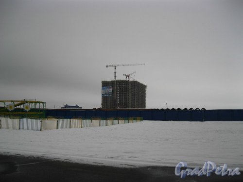 Строительство жилого комплекса «Капитан Немо» на намывной территории перед гостиницей «Прибалтийская». Фото 1 марта 2013 года.