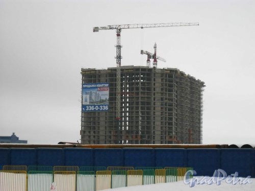 Строительство I очереди жилого комплекса «Капитан Немо» на намывной территории перед гостиницей «Прибалтийская». Фото 1 марта 2013 года.