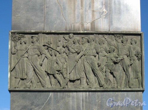 Памятник С.М. Кирову на Кировской площади. Южный барельеф. Фото 22 апреля 2013 г.