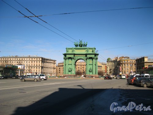 Общий вид площади Стачек от улицы Ивана Черных. Фото 22 апреля 2013 г.