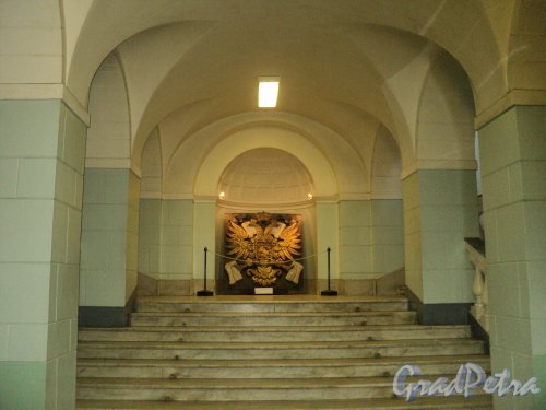 Биржевая площадь, дом 4. Центральный Военно-Морской музей. Центральная лестница. Фото 10 июня 2011 года.