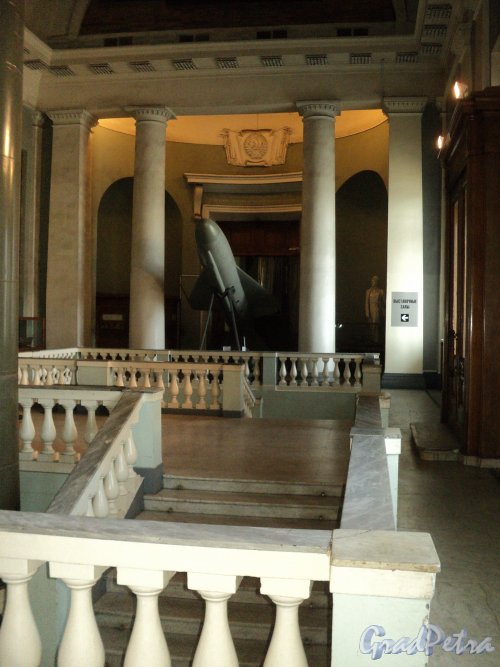 Биржевая площадь, дом 4. Центральный Военно-Морской музей. Центральная лестница на втором этаже. Фото 10 июня 2011 года.