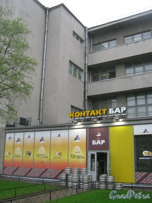 Пл. Стачек, дом 9. Фрагмент здания со стороны дома 7. Пристройка в виде бара. Фото 17 мая 2013 г.