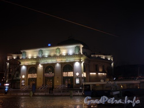 Пл. Стачек, д. 2. Наземный павильон станции метро «Нарвская» в ночной подсветке. Фото январь 2009 г.
