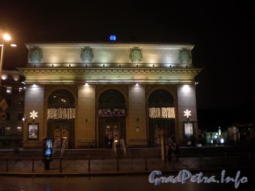 Пл. Стачек, д. 2. Наземный павильон станции метро «Нарвская» в ночной подсветке. Фото январь 2009 г.