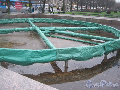 Московская площадь. Фонтанный комплекс, подготовленный для зимы. Фото 22 ноября 2013 г.