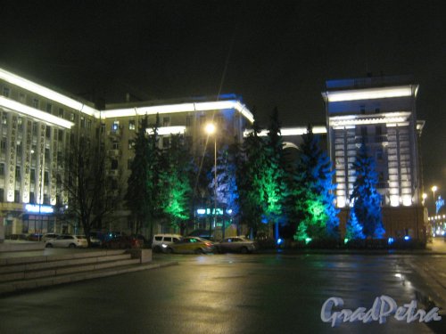 Пл. Чернышевского, дом 3. Декоративное освещение перед домом. Фото декабрь 2013 г.