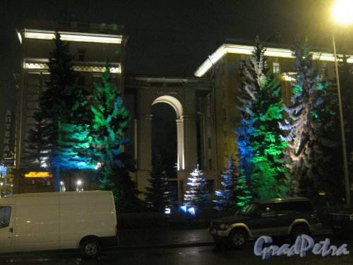 Пл. Чернышевского, дом 2. Декоративное освещение перед домом. Фото декабрь 2013 г.
