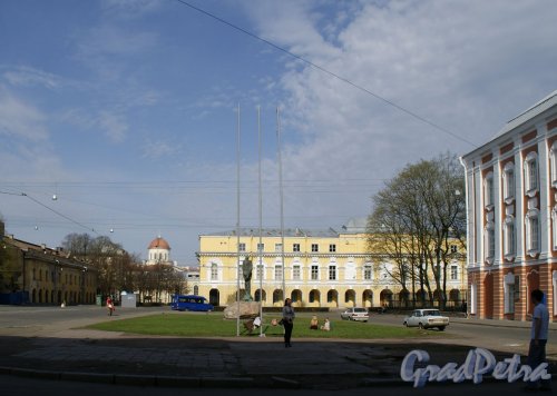 Академика Сахарова пл. Вид на площадь от здания Двенадцати коллегий Фото  май 2013 г.