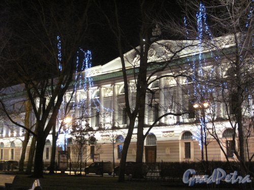 пл. Островского, д. 1-3. Здание Государственной Публичной библиотеки в вечернем освещении. Фото кон. декабря 2013 г.