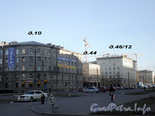 Дом 10 по площади Чернышевского и дома 44 и 46/12 по Варшавской улице. Фото апрель 2009 г.