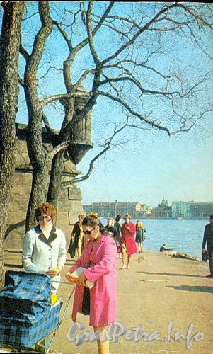 У Петропавловской крепости. Фото В. Стукалова, 1972 г. (старая открытка)