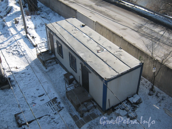 Хозяйственная постройка на территории ж/д. Вид с путепровода пр. Маршала Жукова. Фото март 2012 г. 