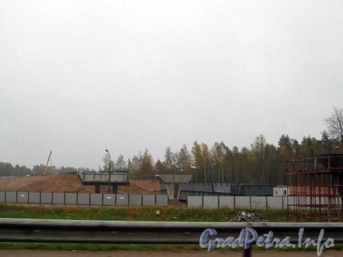 Строительство развязки Западного Скоростного Диаметра с федеральной трассой Е-18 «Скандинавия». Возведение опорных «быков» моста. Фото 23 сентября 2012 года.