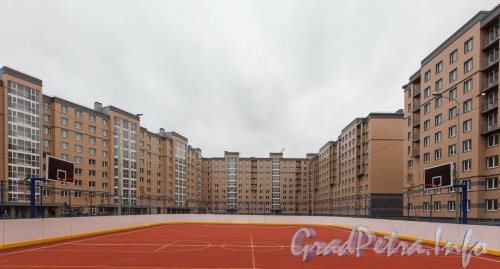 Район Славянка. Футбольный стадион с искусственным покрытием школы №511.