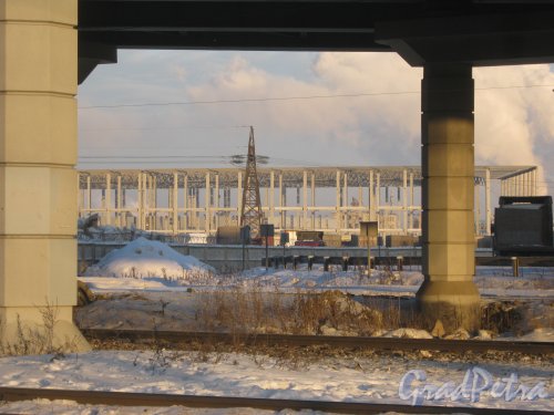 Шушары. Ж/д станция. Вид в сторону строящегося в районе КАД здания. Фото 21 декабря 2012 г.