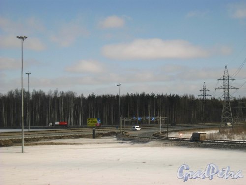Съезд с внешней стороны КАД на Мурманское шоссе в сторону Ленинградской области. Фото 22 марта 2013 года.