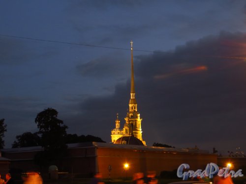  Петропавловская крепость, дом 3. Ночное оформление шпиля Петропавловского собора. Фото 23 мая 2013 г.