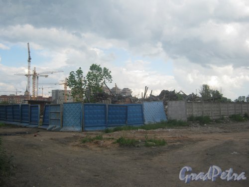 Адмиралтейский район. Территория бывшего Варшавского вокзала. Вид в сторону строящихсяжК Московского района. Фото 30 мая 2013 г.