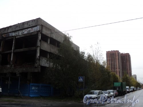 Недостроенные и заброшенные корпуса МАПО на углу Актерского проезда и улицы Руднева. Фото октябрь 2010 года.